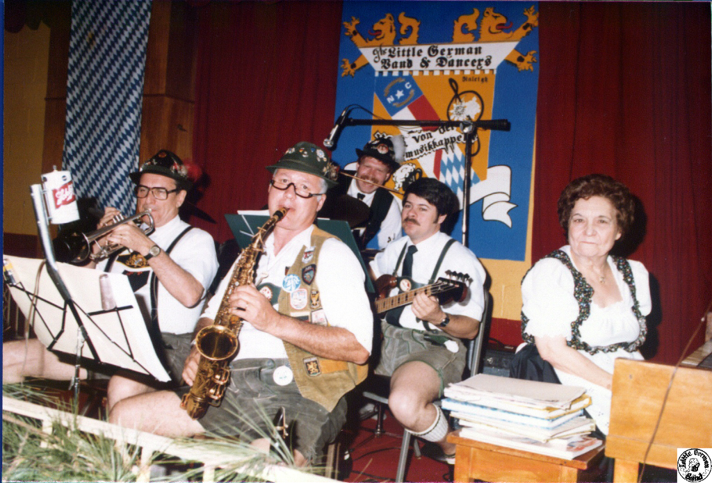 1982 05 01 10 Steve & Heidi's wedding.jpg